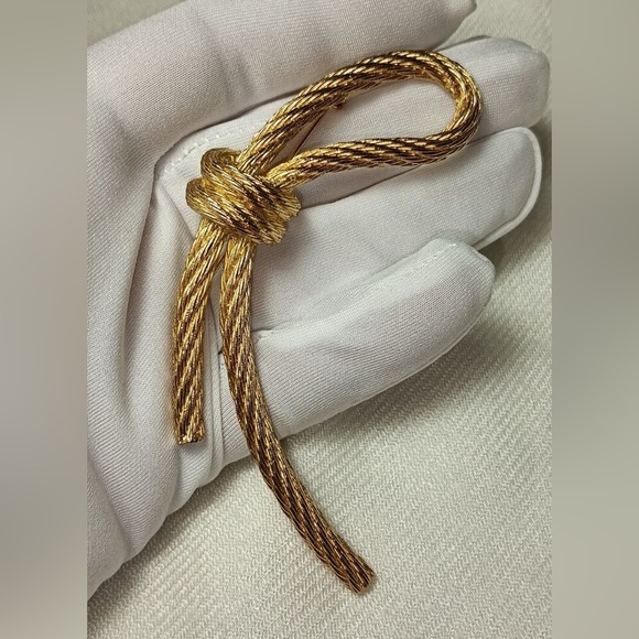 Vintage Christian Dior Signed Brooch Gold-Plated Rope Textured Ribbon Bow - Picture 1 of 6
